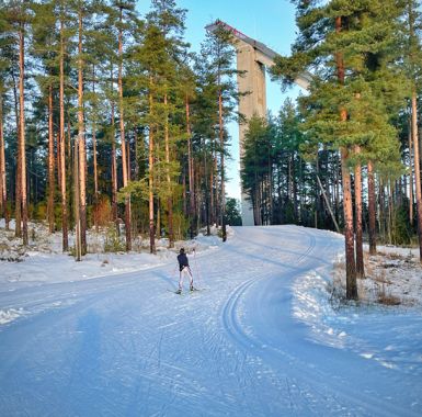 8 tunnin hiihto hiihtäjä hiihtämässä