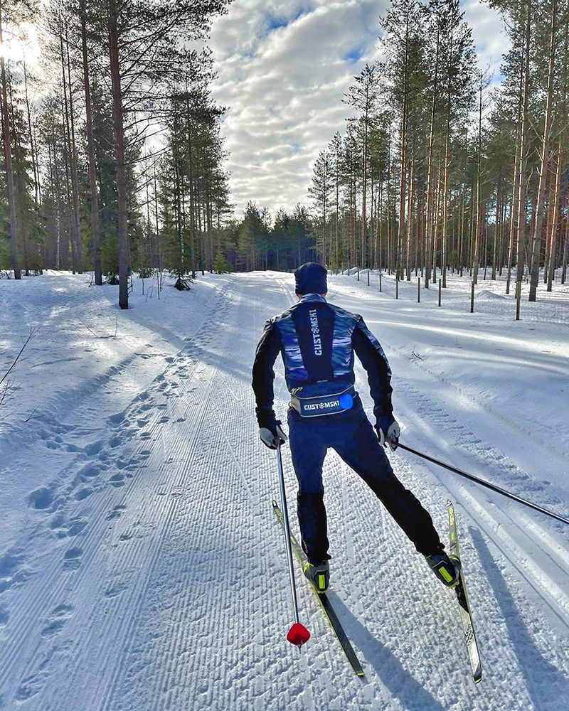 Näin kehität hiihtokuntoa- Mies hiihtämässä