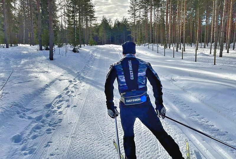 Näin kehität hiihtokuntoa- Mies hiihtämässä