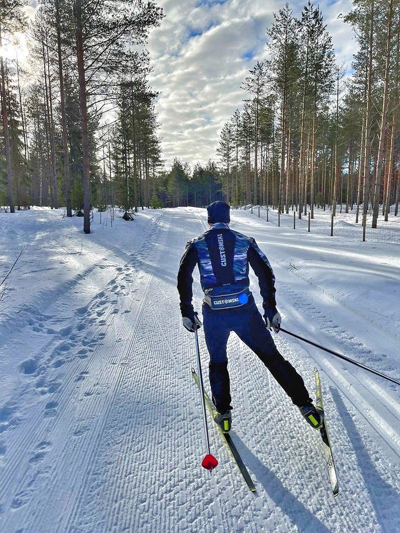 Näin kehität hiihtokuntoa- Mies hiihtämässä